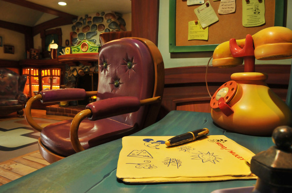 留守番電話／石造りの暖炉のあるリビングルーム