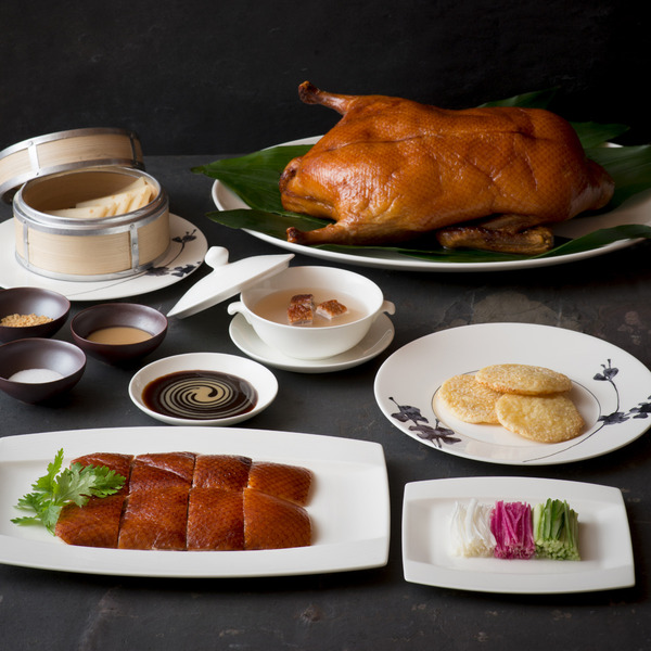 中国料理 王朝では、8羽分を一気にローストできる専用北京ダックオーブンの導入し、北京ダックを余すところなく味わい尽くせるメニューを提供。