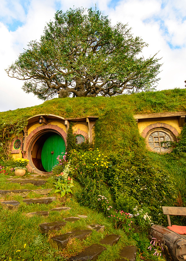 ホビット庄-(C) “Hobbiton Movie Set Tours” for Hobbiton