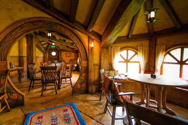 緑竜館／ホビット庄-(C) “Hobbiton Movie Set Tours” for Hobbiton