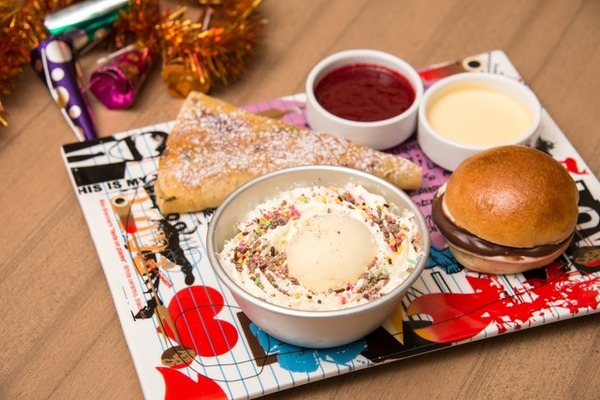 子供に人気の「チョコレートバーガー」などをワンプレートに盛り合わせた「マックス キッズプレート」（2,800円）