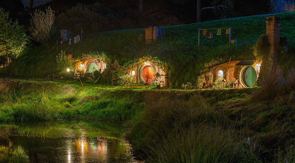 ホビット庄ナイト・ツアー-(C) “Hobbiton Movie Set Tours” for Hobbiton