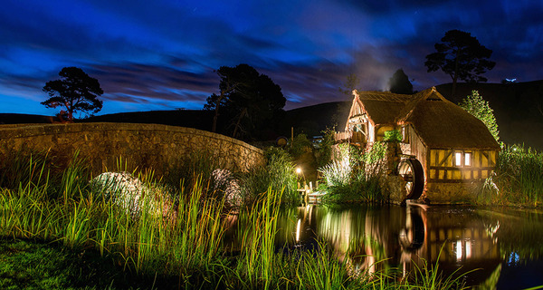ホビット庄ナイト・ツアー-(C) “Hobbiton Movie Set Tours” for Hobbiton