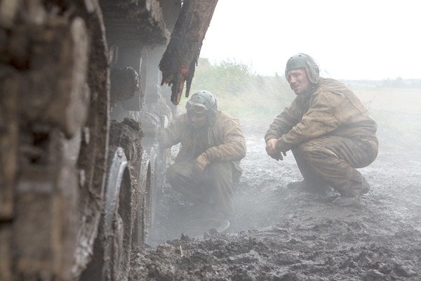 マイケル・ペーニャ＆ジョン・バーンサル／『フューリー』　（C）Norman Licensing, LLC 2014