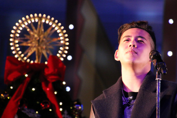 新曲を披露した、清水翔太／クリスマス限定プロジェクション・マッピングショー「クリスマス・キャロル・クロック」 in イクスピアリ
