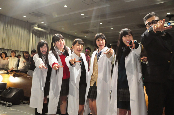 「ももいろクローバーZ」（百田夏菜子、玉井詩織、高城れに、有安杏果、佐々木彩夏）＆片山正通教授／『幕が上がる』講義 in 武蔵野美術大学