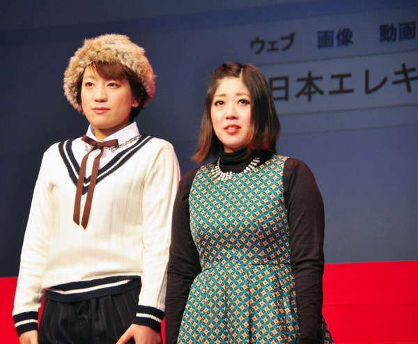 素顔で登場した「日本エレキテル連合」（橋本小雪＆中野聡子）／「Yahoo!検索大賞 2014」授賞式