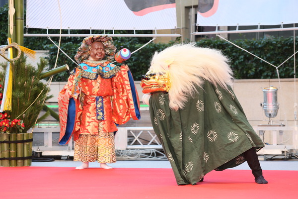 元旦は、六本木ヒルズアリーナで新春のスペシャルなイベントが行われ、お正月気分を盛り上げる。