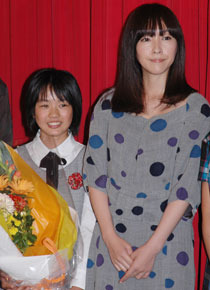 『コドモのコドモ』初日舞台挨拶にて　主演の甘利はるなと麻生久美子。