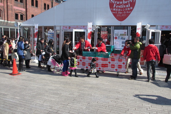 「横浜ストロベリーフェスティバル2015」。昨年のとちおとめ無料サンプリングの様子。