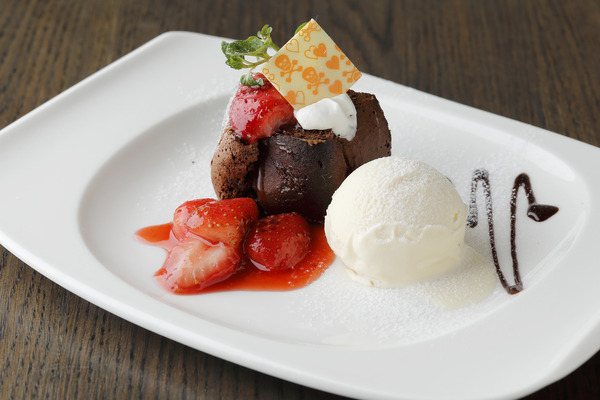 デザートには、「コンパーテス ショコラティエ」を代表するスカル柄のショコラをトッピングしたガトーショコラが登場する。