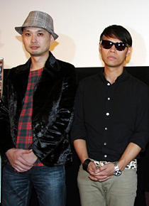 『40歳問題』舞台挨拶にて浜崎貴司（左）、大沢伸一