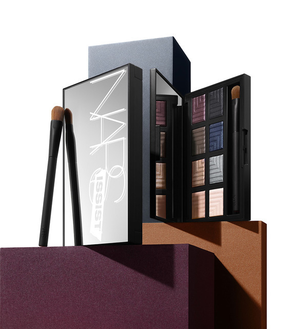 「NARS ザ ナーズイスト デュアルインテンシティーアイシャドーパレット」は、二つのルックを可能に