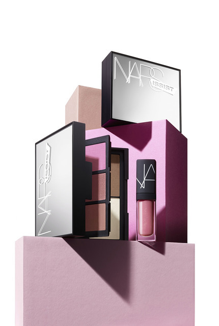 「NARS ザ ナーズイスト ブラッシュ&コントゥアー&リップ パレット」は、フェイスカラーパレット1種とミニサイズのリップグロス1種のセット