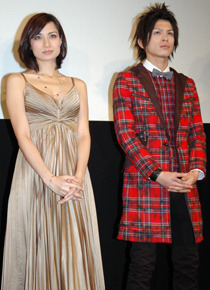 佐田真由美と山本裕典は監督にまつわる撮影エピソードを披露。