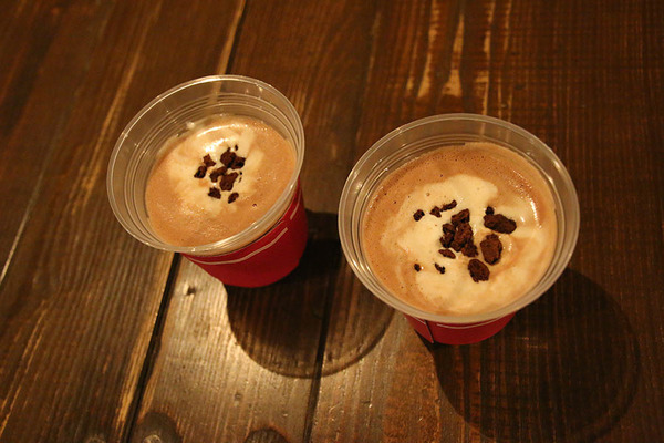 「ホットチョコレートカクテル」（￥600）／「ユカタン・ベースキャンプ・グリル」in東京ディズニーシー