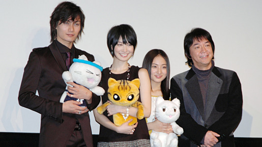 『猫ラーメン大将』初日舞台挨拶。（左から）加藤和樹、長澤奈央、紗綾、河崎実監督。