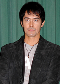 村内先生役の阿部寛。