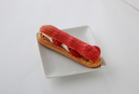 人気ベーカリーカフェ「メゾンカイザーカフェ」の期間限定スイーツ。「イチゴの甘い揺らめき」（486円）。