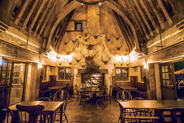 レストラン「三本の箒」（内観）