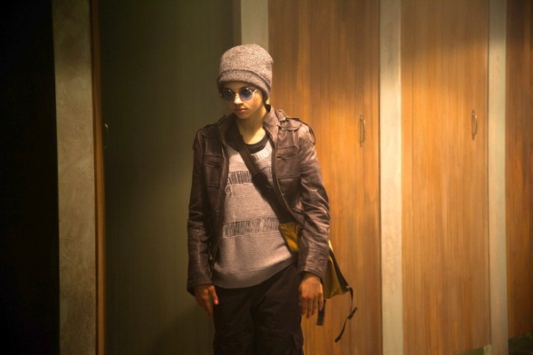 男子トイレに潜入…インディアン・アイズリー／『カイト/KITE』 -(C) 2013 Videovision Entertainment, Ltd., Distant Horizon, Ltd. & Detalle Films All rights reserved