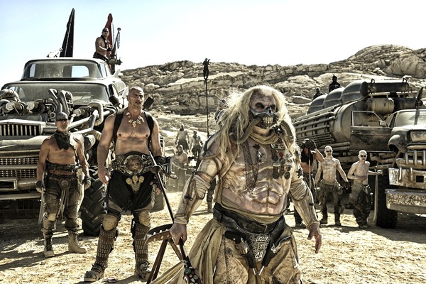 最凶のラスボス、イモータン・ジョー／『マッドマックス 怒りのデス・ロード』　-(C)2014 VILLAGE ROADSHOW FILMS (BVI) LIMITED