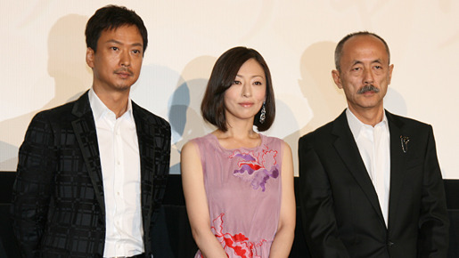 『余命』プレミア上映会にて（左より）椎名桔平、松雪泰子、生野慈朗監督
