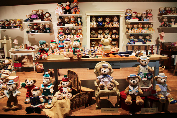 ダッフィーのコスチューム90点の展示