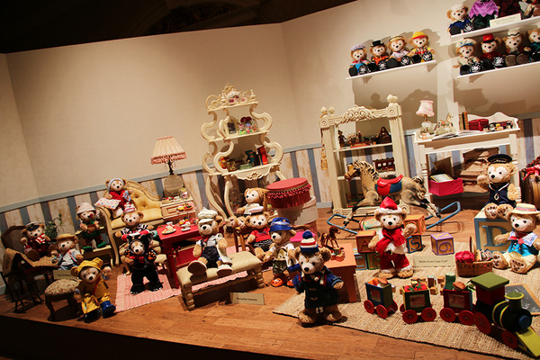 ダッフィーのコスチューム90点の展示