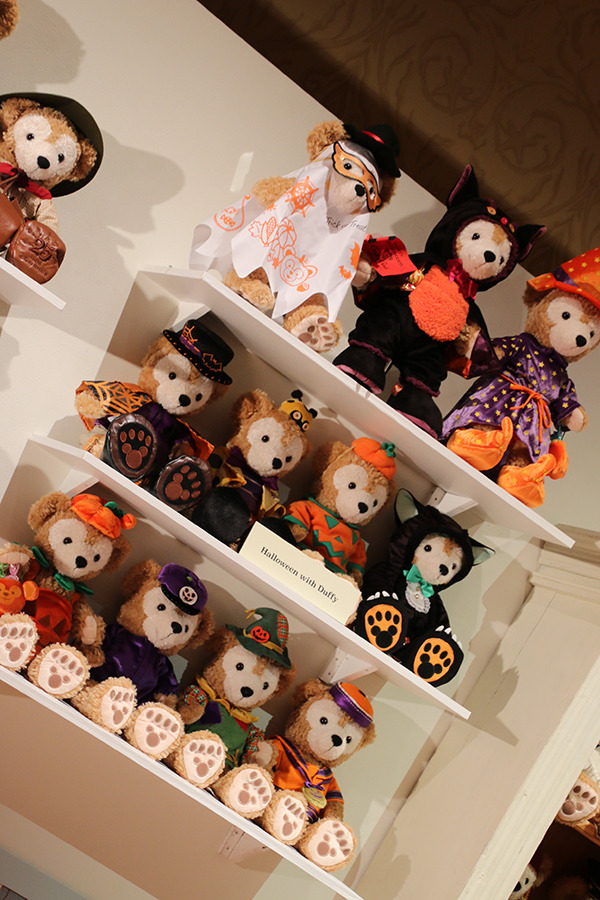 ダッフィーのコスチューム90点の展示