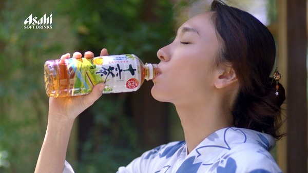 「アサヒ 十六茶」TVCM「十六茶 ネコ」編