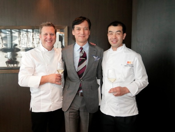 IHG「食の親善大使」メディアイベントにて、左から、オーストラリア料理 ロス・ラステッド氏、イベントのナビゲーターを務めた中村孝則氏、「京料理 たか木」オーナーシェフの高木一雄氏。