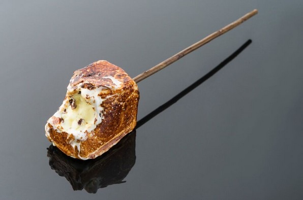 アイスクリームをマシュマロで包み表面をバーナーで炙った「フローズン スモア」。