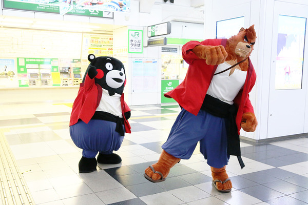 渋谷駅の熊徹＆くまモン／『バケモノの子』公開直前イベント