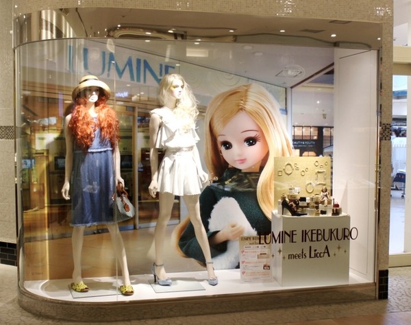 ルミネ池袋店B1フロア内のショーケース