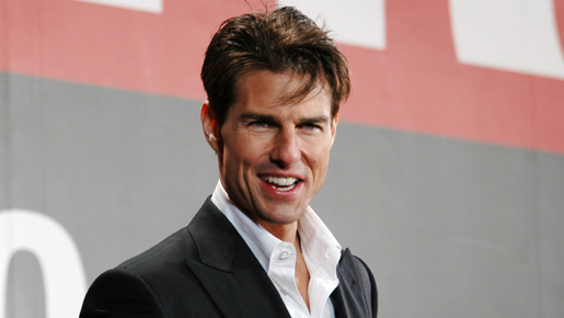 壇上で、1,000人を超えるファンに笑顔で応えるトム