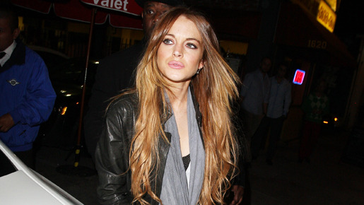 13日に恋人のサマンサ・ロンソンと共にハリウッドにあるバーに出かけた際のリンジー -(C) Splash/AFLO