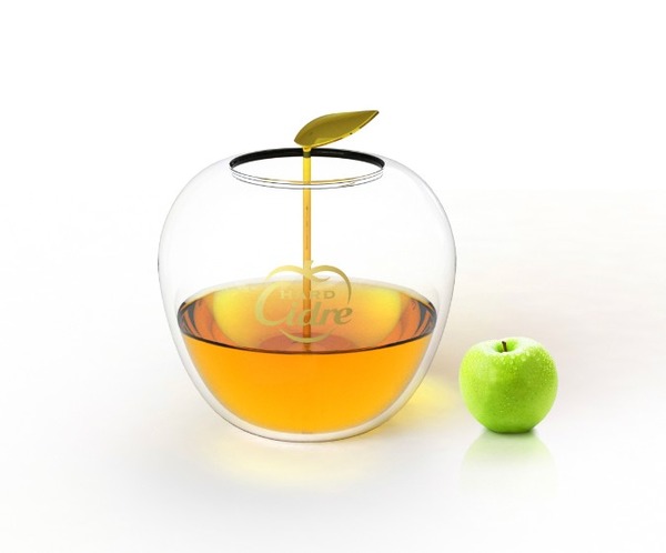 高さ30センチの巨大なリンゴ型のグラス「BIG KIRIN Hard Cidre」。