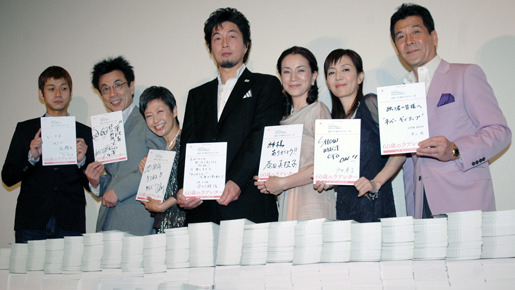 登壇者の前に積み上げられているのは、これまでに応募で届いた8万超のラブレター