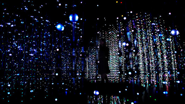 チームラボの「teamLab Exhibition, Walk through the Crystal Universe」が銀座で開催