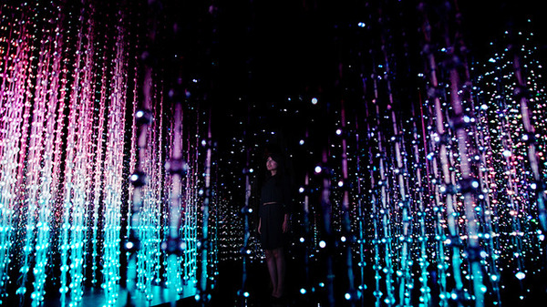 チームラボの「teamLab Exhibition, Walk through the Crystal Universe」が銀座で開催