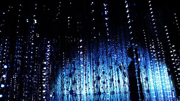 チームラボの「teamLab Exhibition, Walk through the Crystal Universe」が銀座で開催