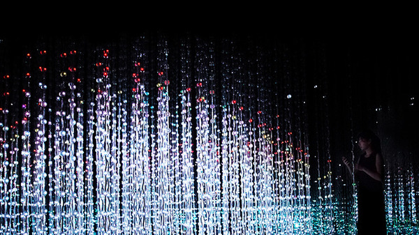 チームラボの「teamLab Exhibition, Walk through the Crystal Universe」が銀座で開催