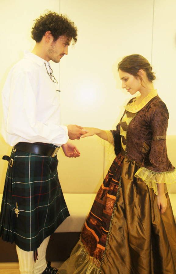 シネマカフェに訪問した18世紀のスコットランドの衣装に身を包むイケメン＆美女