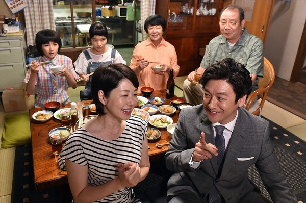 母・美奈代（堀内敬子・前列左）と親しい様子の内田（石丸幹二・前列右）「表参道高校合唱部！」 - (C) TBS