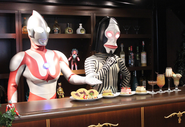 ウルトラマンとダダが、「ウルトラマンカフェ」のスイーツをアピール