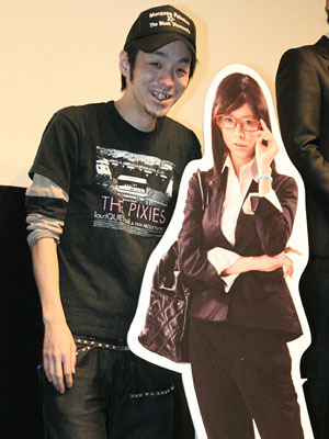 等身大の真木さんを横にニヤリ？