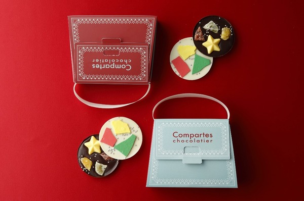 クリスマスオーナメントにもなるキュートなバッグ型のパッケージに詰められたチョコレートのアートパレット。2枚入りで864円。