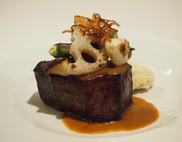 西麻布の「カルネヤサノマンズ」で、映画観賞券付きの便利でお得なスペシャルプランを提供。