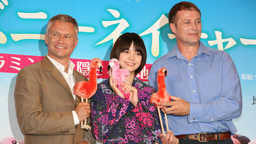 フラミンゴのぬいぐるみを手に記念撮影